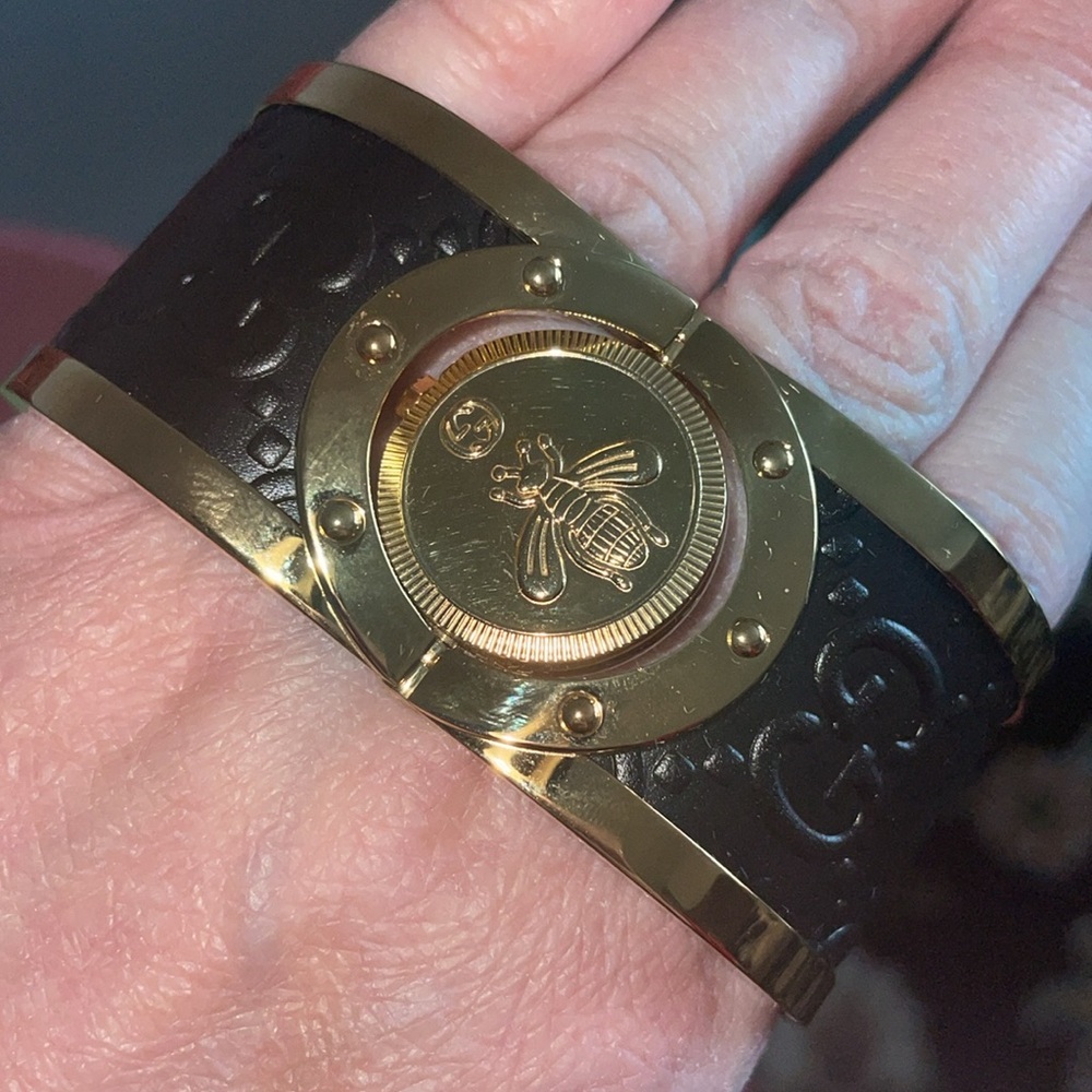 New authentic Gucci twirl watch
(Bee 🐝 line)